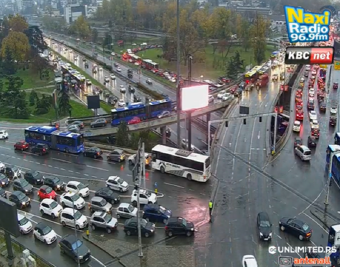 ZAŠTO UVEK ZAVRŠIMO U NAJSPORIJOJ TRACI? Srbi besne u gužvama, a nauka ima vrlo jednostavno objašnjenje zašto drugi brže prolaze