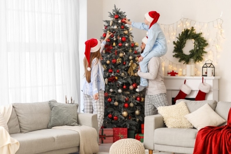 NE TREBA VAM ,,PRAVA" JELKA Uradite ovo i veštačko drvo će izgledati kao da ste ga upravo dovukli iz šume