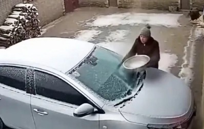 ŽENA ODLUČILA DA BRZO ODLEDI ŠOFERŠAJBNU: Pogledajte šta se dogodilo i neka vam je za nauk! (VIDEO)