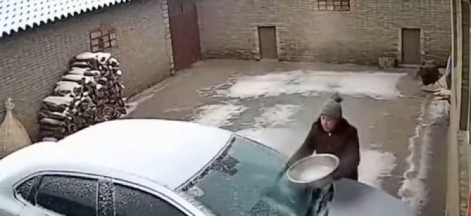 ZIMSKI HAOS NA PARKINGU Žena pokušala da odledi šoferšajbnu, pa uradila nešto NESVAKIDAŠNJE - staklo puklo na komadiće u sekundi! (VIDEO)