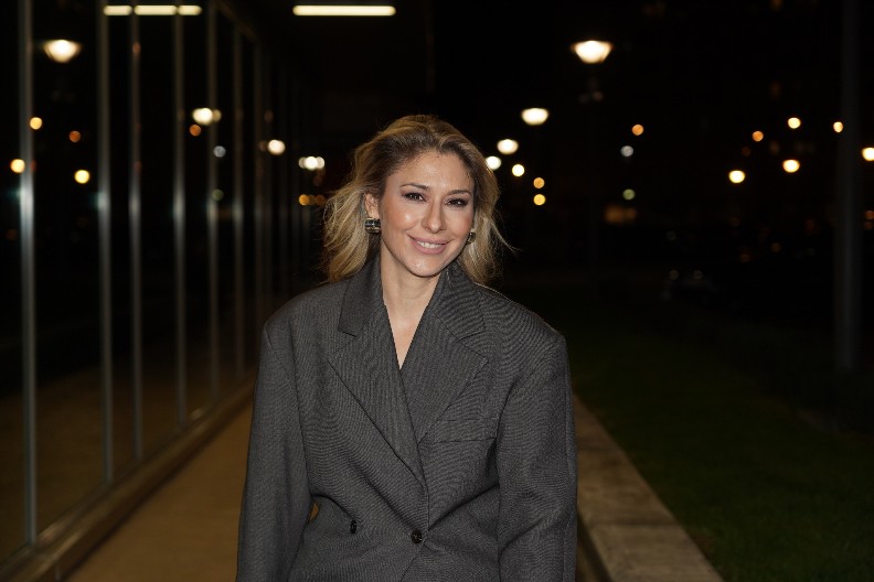 VODITELJKA RTS-A RAZGALILA PRATIOCE! Spustila bretele na brusu, pa se snimala u bademantilu, pokazala gole noge, a onda sve šokirala! (FOTO)