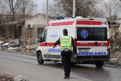 NA DEVOJKU NALETEO AUTOMOBIL  Vozilom Hitne pomoći prevezena je u Urgentni centar