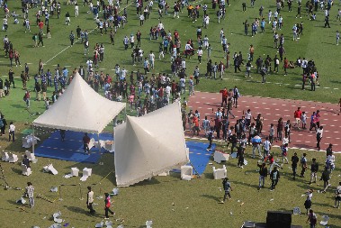 OPŠTI HAOS ZBOG ARGENTINCA Indijci se razbesneli i uleteli u teren, skupo platili da vide Mesija, a on otišao posle 20 minuta (VIDEO)