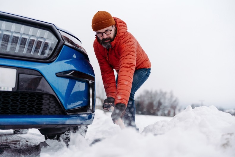 Ide hladna zima, što da se mučite – 12 stvari koje morate da imate u automobilu kad udari mraz