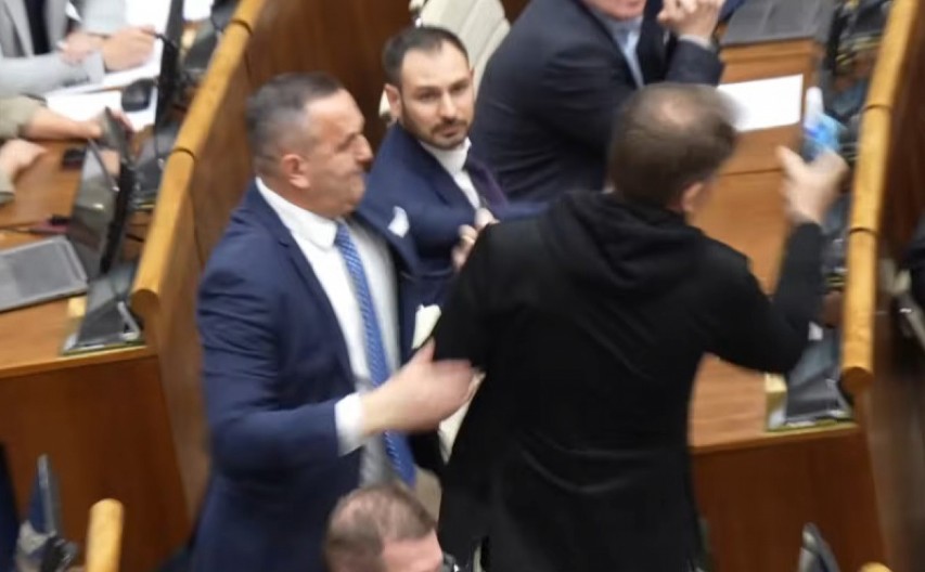 TUČA U PARLAMENTU, HVATALI SE ZA VRATOVE Slovački poslanici se gađali flašama, jedan od njih vrištao dok su ga gušili