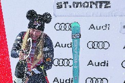 TOČIO SE ŠAMPANJAC Lindzi Von zadivila svet, pa dala „dečku“ da spava s trofejom