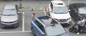 ŽENA ČUVALA PARKING ZA MUŽA, A ONDA JE VOZAČ DRUGOG AUTA URADIO OVO Sekunda koja je zapalila internet! (VIDEO)