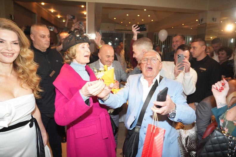 POZNATA PEVAČICA POKAZALA HALTERE Nakon što je podigla haljinu, Era Ojdanić pao u trans!