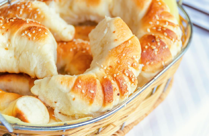 KADA IH ZA 7 DANA PIPNETE, BIĆE MEKANE I VAZDUŠASTE KAO DA STE IH TEK ISPEKLI Kako da se kiflice ne stvrdnu ni posle nedelju dana, dodajte samo ovo