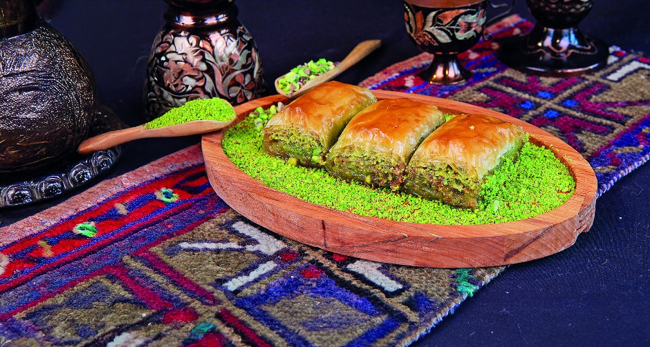 BAKLAVA ROLNICE ZA SLAVU KOJA SE PAMTI Prosto se tope u ustima, a svi ih vole