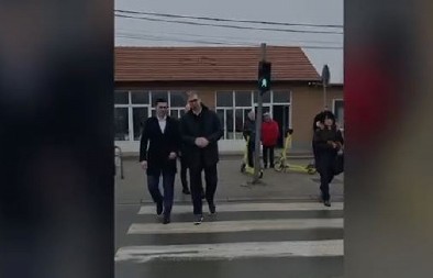 "USRED NOĆI, U POLA 3" Ako nekom dosad nije bilo jasno: Ovaj video je dokaz da se politika blokadera svodi na laži o Aleksandru Vučiću! (VIDEO)