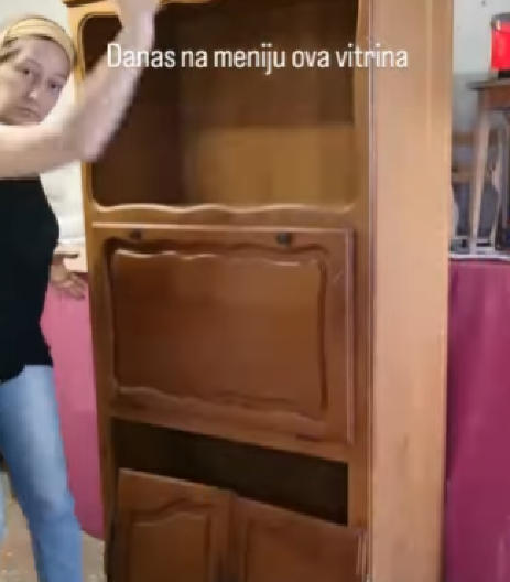 STARA VITRINA POSTALA KOMAD NAMEŠTAJA ZA POŽELETI Transformacija koja je oduševila korisnike mreža (VIDEO)