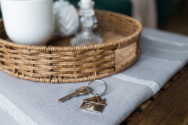 KLJUČEVI NA STOLU, SLUTE NA BEDU Ako vas je napustila sreća, stavite jednu stvar pod tepih i novac će dolaziti u kuću