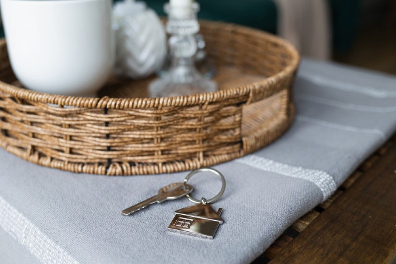 KLJUČEVI NA STOLU, SLUTE NA BEDU Ako vas je napustila sreća, stavite jednu stvar pod tepih i novac će dolaziti u kuću