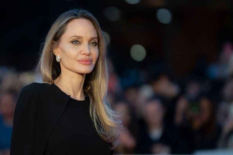 ANĐELINA DŽOLI NIŠTA VIŠE NE KRIJE Holivudska ikona konačno pokazuje ono što je dugo držala u tajnosti, žene joj se klanjaju