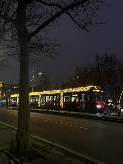 OKIĆENI TRAMVAJI U BEOGRADU Doprinose prazničnoj atmosferi, posebno kada padne mrak (FOTO/VIDEO)