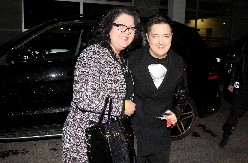 ŠERIFOVIĆKU POGODILI U GLAVU Noževi leteli na sve strane!