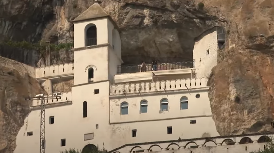 DOŠLI DA SE VENČAJU POD OSTROGOM, A ONDA JE NASTAO MUK Sveštenik izgovorio jednu rečenicu – mladoženja se SRUŠIO!