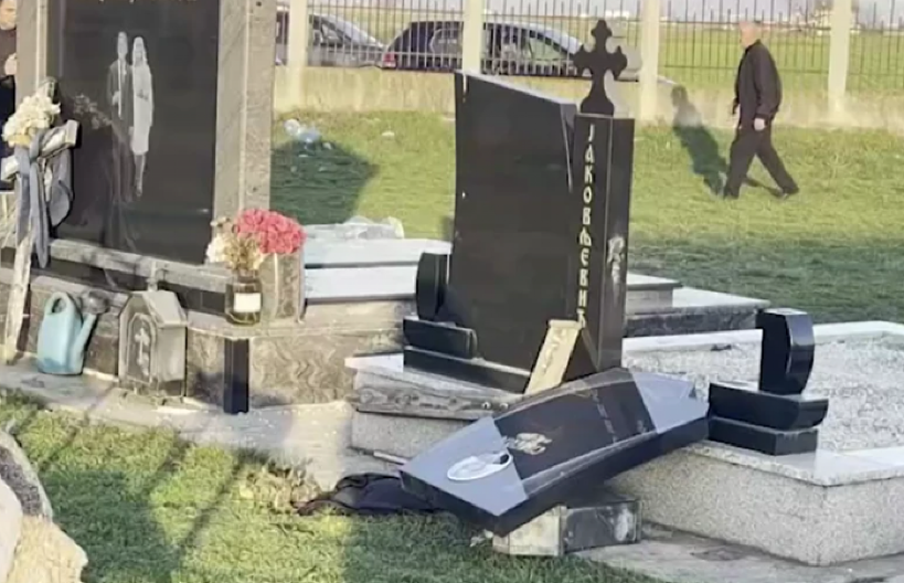 VANDALI SRUŠILI SPOMENIKE SRBIMA NA KiM Strašne slike, pohapšeni su!