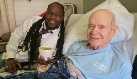 DOLAZIO 10 GODINA U ISTI RESTORAN, PA IZNENADA NESTAO Brzom reakcijom kuvara, život mu je spasen (VIDEO)