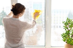 DOMAĆICE, OVO JE NAJBOLJI TRIK ZA PRANJE PROZORA Potrebna je samo jedna namirnica koju svi imamo u kući