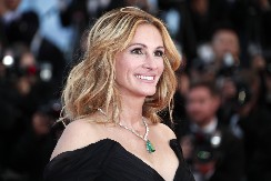 ZASULI JE KOMPLIMENTIMA, IZGLEDA 20 GODINA MLAĐE? Džulija Roberts bez trunke šminke, bukvalno je prelepa