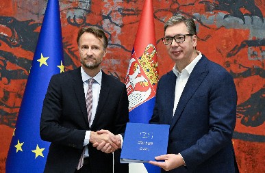 "VAŽNO ŠTO JE PREDSEDNIK VUČIĆ PORUČIO DA SRBIJA NASTAVLJA EU PUT" Oglasio se Andreas fon Bekerat, komentarisao i klaster 3