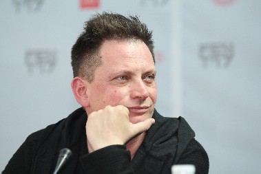 "PIJAN I DROGIRAN SAM SPOPADAO KOLEGINICE" Protiv hrvatskog reditelja podnete 4 krivične prijave!