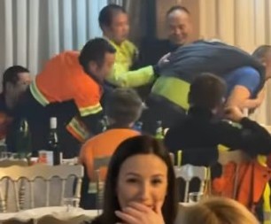 KINEZ GLAVNA ZVEZDA NA SRPSKOM VESELJU Izgubio bitku sa domaćom rakijom - zbog onog što je usledilo, gosti popadali od smeha! (VIDEO)