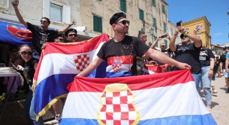 KAD I JASLICE POSTANU PROPAGANDA! Normalizacija USTAŠTVA u crkvi u Hrvatskoj (FOTO)