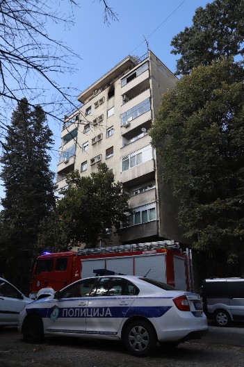 POLICAJCI IZ ZGRADE U PLAMENU SPASILI DETE Uleteli su u zadimljenu zgradu, pa su pronašli dečaka (10)