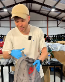 KUPIO IZGUBLJENI RANAC NA AERODROMU Platio ga 12 evra, a unutra je pronašao OVO (VIDEO)