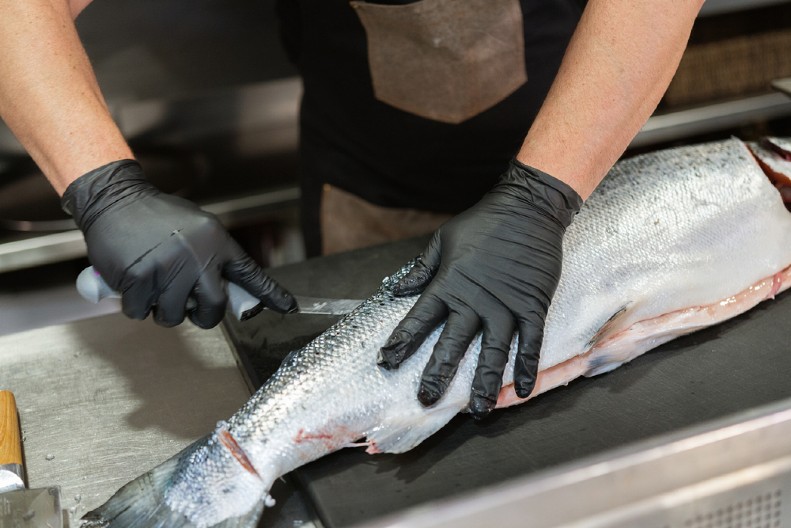 TRIK ZA NAJBRŽE ČIŠĆENJE RIBE OD KRLJUŠTI Ruskinje to rade bez noža, a kuhinja ostaje čista kao apoteka