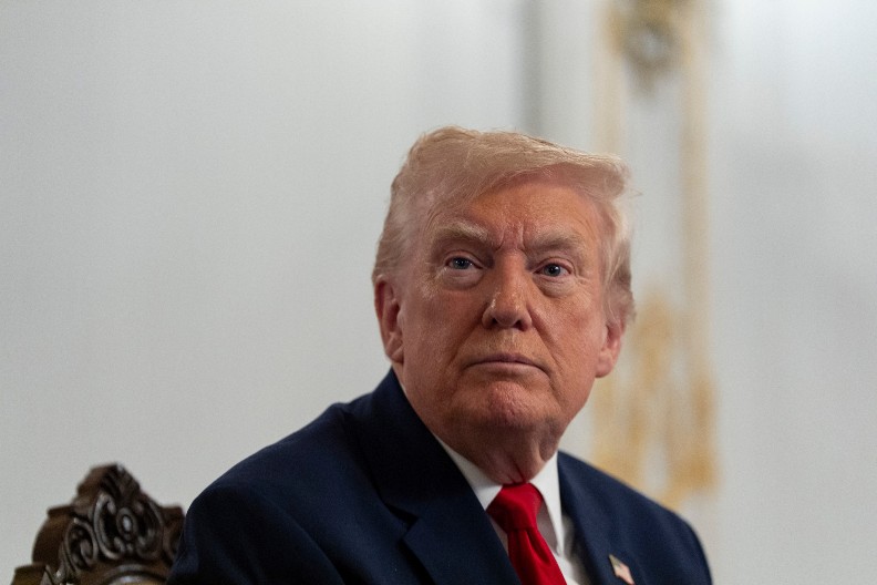 TRAMPU STIGAO MISTERIOZAN PAKET IZ RUSIJE! Vitkof krišom poklon poneo sa sobom