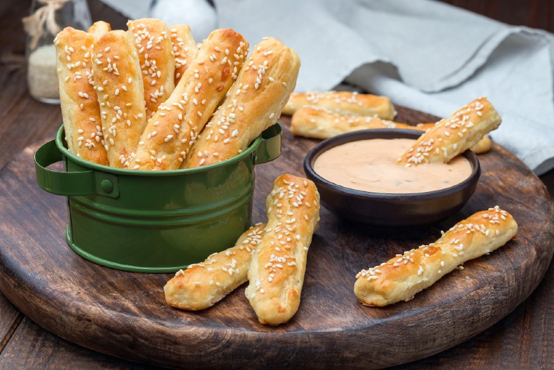 SLANI ŠTAPIĆI SA SUSAMOM ZA LEPO VEČE SA PRIJATELJIMA Hrskavi i mekani, i dupla mera je malo