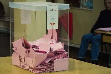 SRPSKA LISTA RAZOTKRIVA AFERU! Glasovi deljeni uz subvencije u kosovskim institucijama (VIDEO)