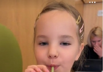 ''JOŠ NEMA STALNE ZUBE, A VEĆ IMA KANDŽE'' Devojčica (7) sa veštačkim noktima u kafiću šokirala Srbiju! (VIDEO)