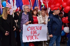 SRPSKE TROBOJKE I SNAŽNA PORUKA: ‘Čikago je uz Vučića’ privukao sve poglede u Požarevcu!