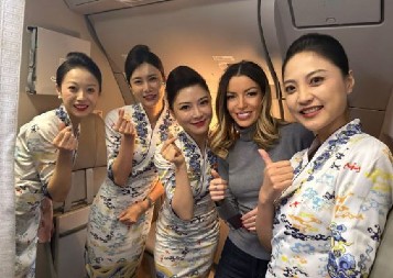 MINISTARKA MESAROVIĆ SA KINESKIM STJUARDESAMA NA PUTU ZA BEOGRAD Njihova avio-kompanija će služiti srpske proizvode na svojim letovima