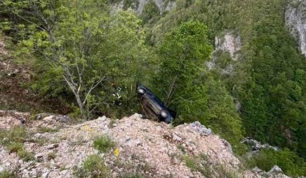 DEČAK SE SURVAO U PROVALIJU, PADAO PREKO 100 METARA! Potraga u Italiji, posle 4 sata zatekli užasnu scenu!