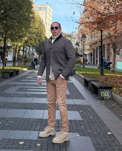 NAŠEG PEVAČA NA AERODROMU SAČEKALA VOJNA POLICIJA Otkrio sve detalje: "Bio je haos, držali su me..."