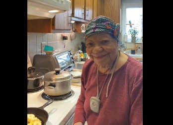 BAKA OD 103 GODINE JOŠ PERE VEŠ NA RUKE Ovo su njene 3 navike za dug život i dobro zdravlje