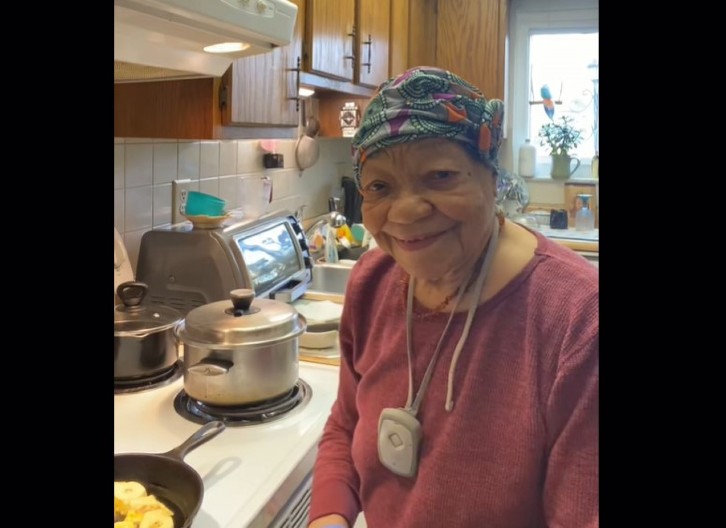 BAKA OD 103 GODINE JOŠ PERE VEŠ NA RUKE Ovo su njene 3 navike za dug život i dobro zdravlje