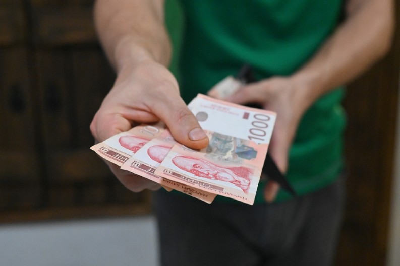 U SRBIJI NAJVEĆA NETO PLATA - 300.000 DINARA Zna se i ko je dobija ali i koliki je prosek