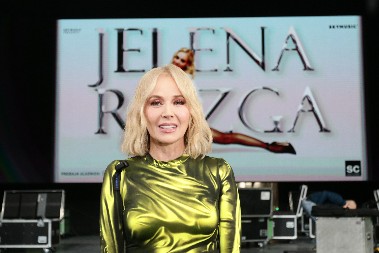 "IZDRŽALA SAM JER IMAM VAS" Jeleni Rozgi poljuljano zdravlje, pevačica zabrinula sve objavom! (FOTO)