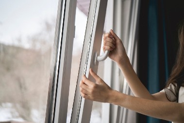 TIKTOK TRIK KOJI ŠTEDI PARE Ako vam prozori loše dihtuju, postoji rešenje od samo 300 dinara (VIDEO)