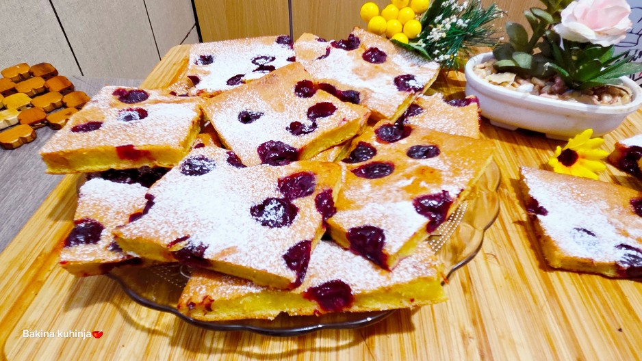 BAKIN KOLAČ SA VIŠNJAMA VRAĆA U DETINJSTVO Polovina se pojede dok je još u plehu