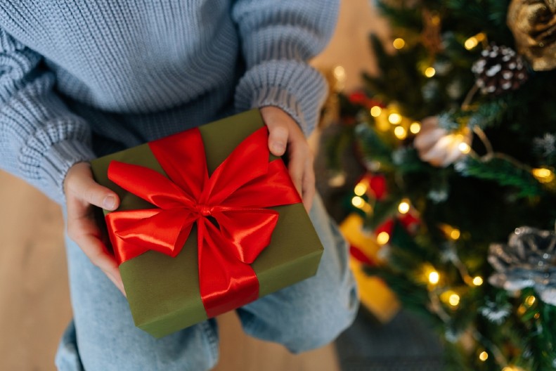 SVE VREME SE BESPOTREBNO MUČITE, OVAKO ĆETE NAJLAKŠE SPAKOVATI POKLONE Evo kako se zapravo koristiti ukrasni papir