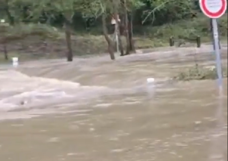 PANIKA U ZEMLJI U KOJU RADO IDU SRBI Nevreme izazvalo poplave i klizišta - naređena hitna evakuacija