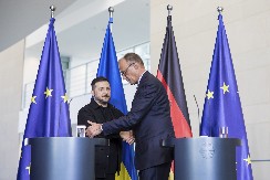 MERCOVE SUZE: Kancelar plače u javnosti, a Nemačka plaća rat